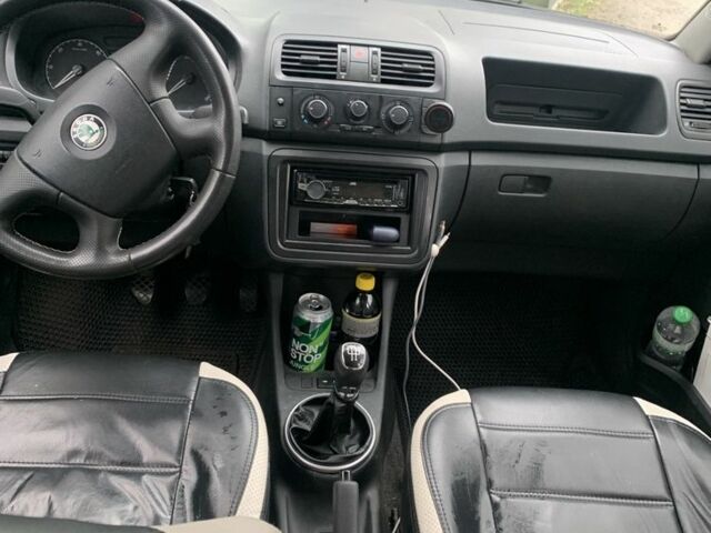 Білий Шкода Фабія, об'ємом двигуна 1.4 л та пробігом 220 тис. км за 4999 $, фото 6 на Automoto.ua