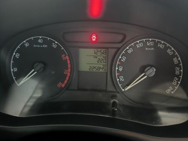 Белый Шкода Фабия, объемом двигателя 1.2 л и пробегом 225 тыс. км за 4000 $, фото 3 на Automoto.ua