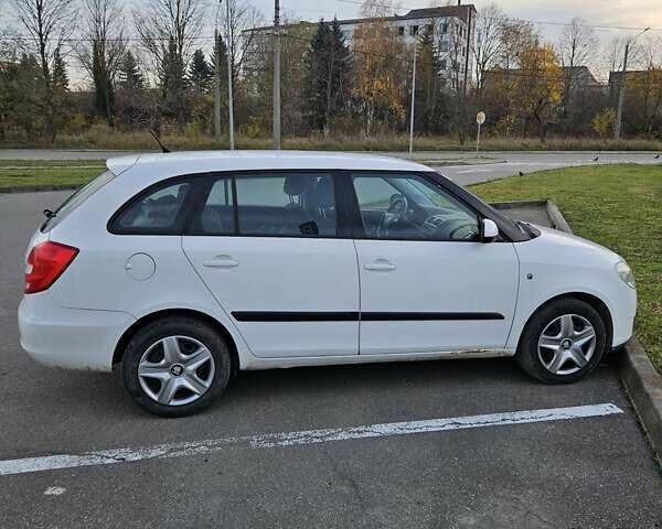 Білий Шкода Фабія, об'ємом двигуна 1.39 л та пробігом 213 тис. км за 5100 $, фото 2 на Automoto.ua