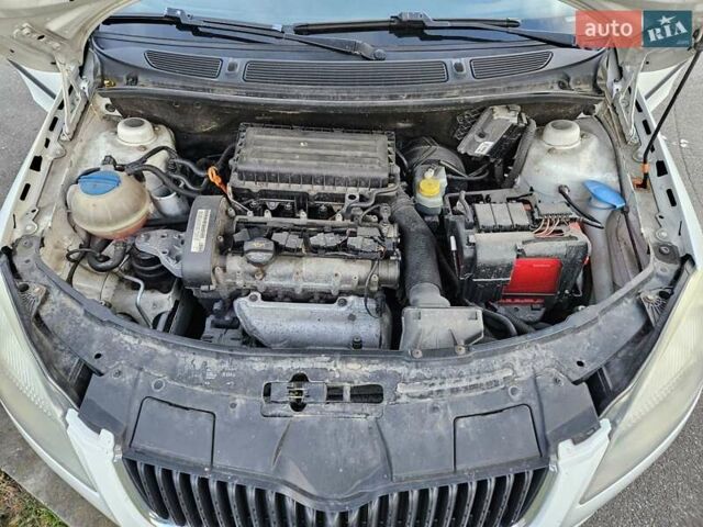 Білий Шкода Фабія, об'ємом двигуна 1.39 л та пробігом 213 тис. км за 5100 $, фото 6 на Automoto.ua