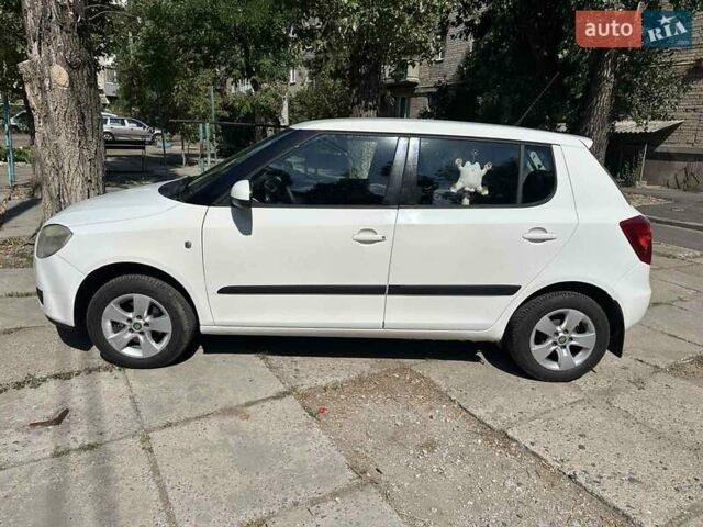 Белый Шкода Фабия, объемом двигателя 1.39 л и пробегом 320 тыс. км за 4700 $, фото 1 на Automoto.ua