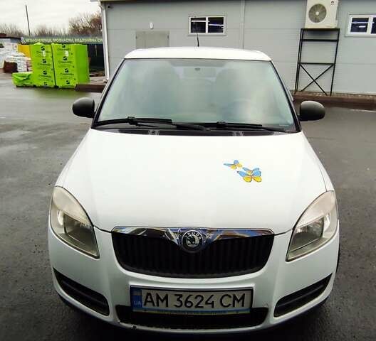 Белый Шкода Фабия, объемом двигателя 1.2 л и пробегом 232 тыс. км за 4000 $, фото 3 на Automoto.ua