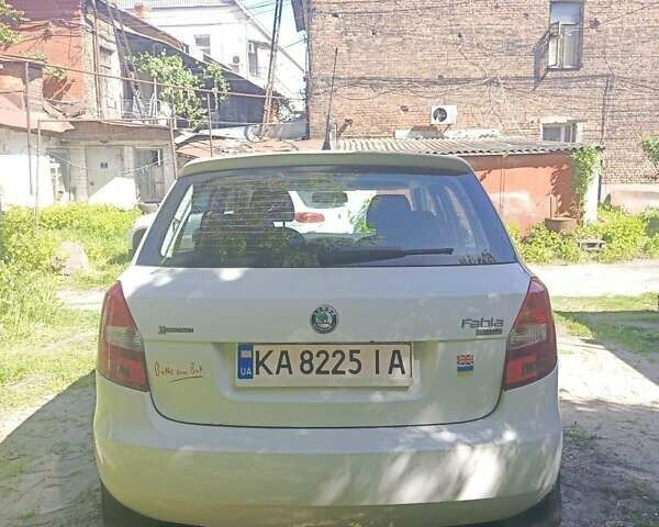 Белый Шкода Фабия, объемом двигателя 1.2 л и пробегом 225 тыс. км за 4000 $, фото 3 на Automoto.ua