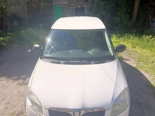 Белый Шкода Фабия, объемом двигателя 1.2 л и пробегом 225 тыс. км за 4000 $, фото 7 на Automoto.ua