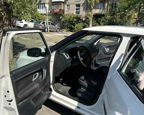 Белый Шкода Фабия, объемом двигателя 1.39 л и пробегом 320 тыс. км за 4700 $, фото 15 на Automoto.ua
