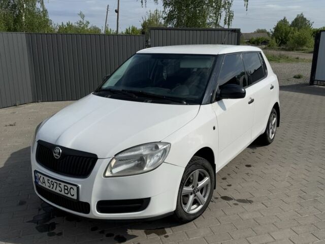 Белый Шкода Фабия, объемом двигателя 1.4 л и пробегом 240 тыс. км за 4400 $, фото 2 на Automoto.ua