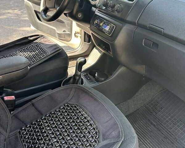 Белый Шкода Фабия, объемом двигателя 1.39 л и пробегом 320 тыс. км за 4700 $, фото 10 на Automoto.ua