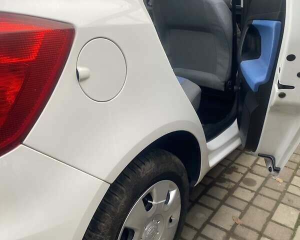 Белый Шкода Фабия, объемом двигателя 1.2 л и пробегом 114 тыс. км за 4500 $, фото 15 на Automoto.ua