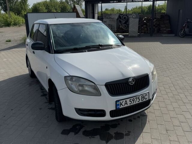 Белый Шкода Фабия, объемом двигателя 1.4 л и пробегом 240 тыс. км за 4400 $, фото 1 на Automoto.ua