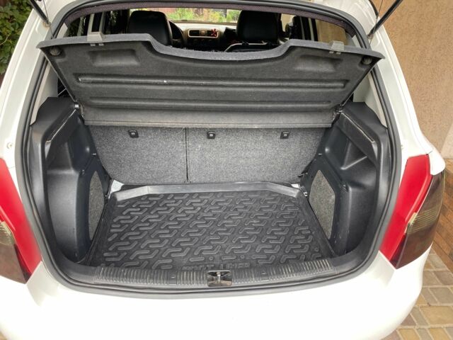 Белый Шкода Фабия, объемом двигателя 1.4 л и пробегом 193 тыс. км за 5000 $, фото 9 на Automoto.ua