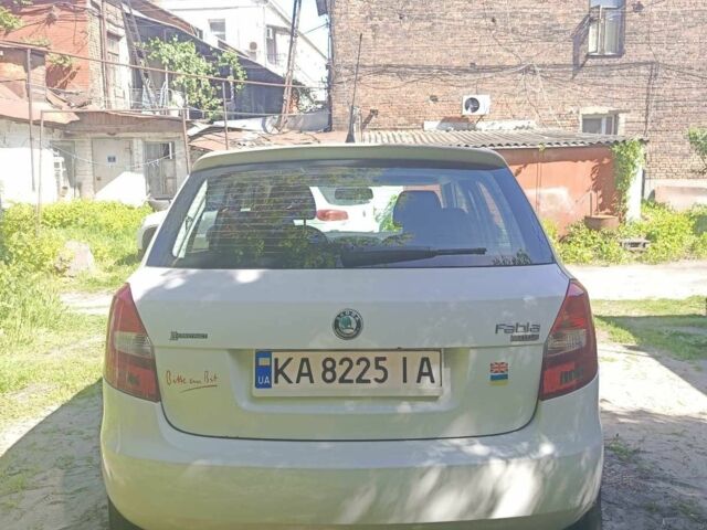 Белый Шкода Фабия, объемом двигателя 1.2 л и пробегом 225 тыс. км за 4000 $, фото 4 на Automoto.ua