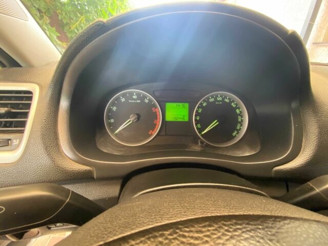 Белый Шкода Фабия, объемом двигателя 1.4 л и пробегом 193 тыс. км за 5000 $, фото 14 на Automoto.ua