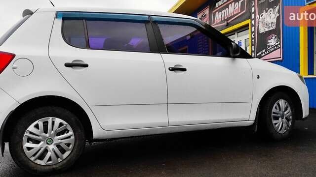 Белый Шкода Фабия, объемом двигателя 1.2 л и пробегом 232 тыс. км за 4000 $, фото 2 на Automoto.ua