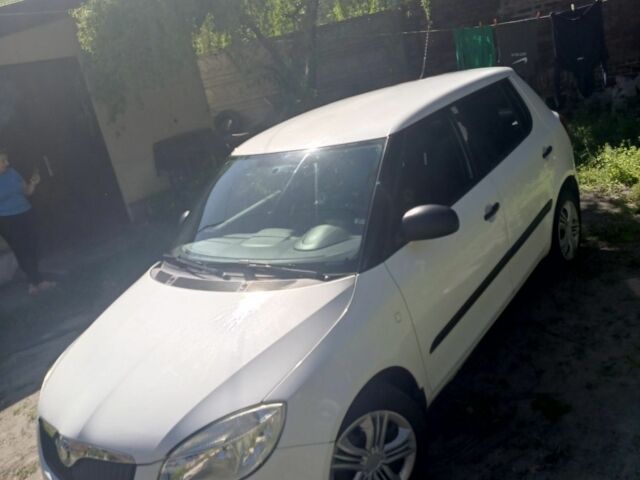 Белый Шкода Фабия, объемом двигателя 1.2 л и пробегом 225 тыс. км за 4000 $, фото 5 на Automoto.ua