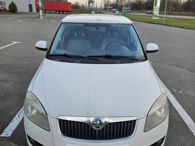 Белый Шкода Фабия, объемом двигателя 1.4 л и пробегом 280 тыс. км за 5242 $, фото 2 на Automoto.ua