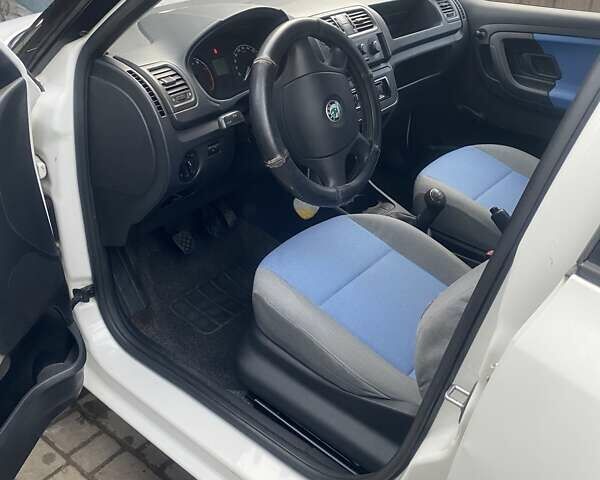 Белый Шкода Фабия, объемом двигателя 1.2 л и пробегом 114 тыс. км за 4500 $, фото 17 на Automoto.ua