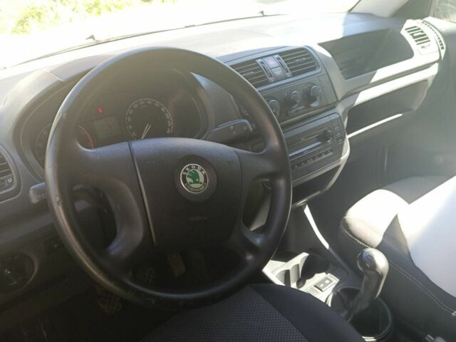 Белый Шкода Фабия, объемом двигателя 1.2 л и пробегом 225 тыс. км за 4000 $, фото 1 на Automoto.ua