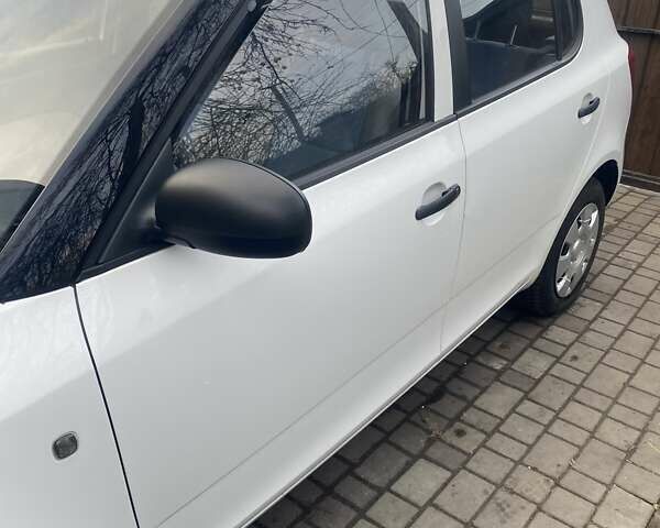 Белый Шкода Фабия, объемом двигателя 1.2 л и пробегом 114 тыс. км за 4500 $, фото 6 на Automoto.ua