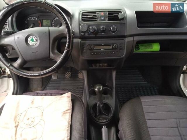 Білий Шкода Фабія, об'ємом двигуна 1.2 л та пробігом 260 тис. км за 4300 $, фото 6 на Automoto.ua
