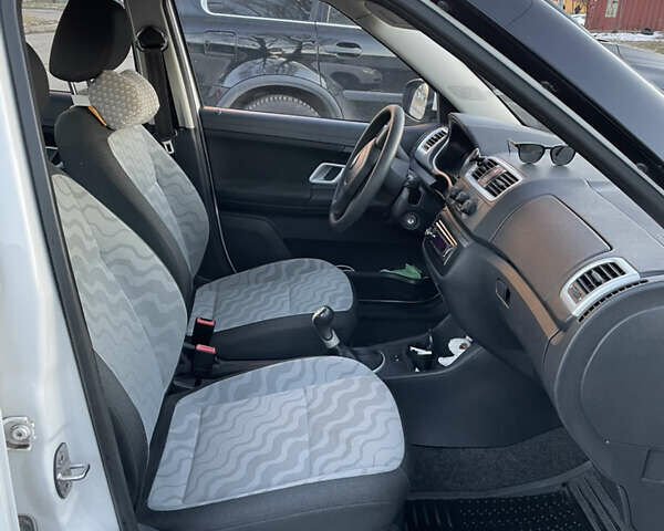 Белый Шкода Фабия, объемом двигателя 1.2 л и пробегом 144 тыс. км за 5300 $, фото 7 на Automoto.ua