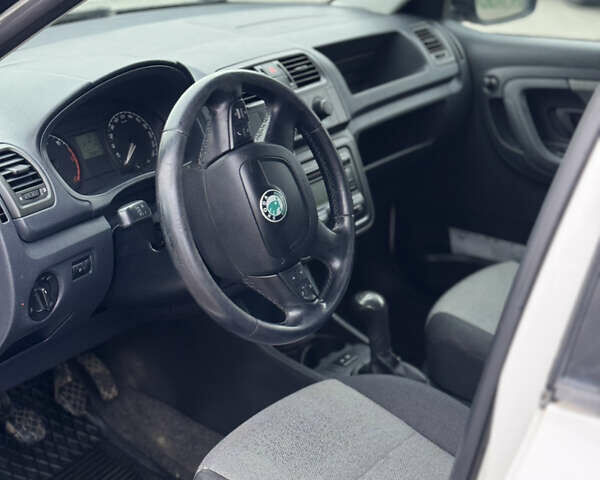 Белый Шкода Фабия, объемом двигателя 1.42 л и пробегом 349 тыс. км за 3999 $, фото 19 на Automoto.ua