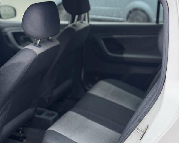 Белый Шкода Фабия, объемом двигателя 1.42 л и пробегом 349 тыс. км за 3999 $, фото 21 на Automoto.ua