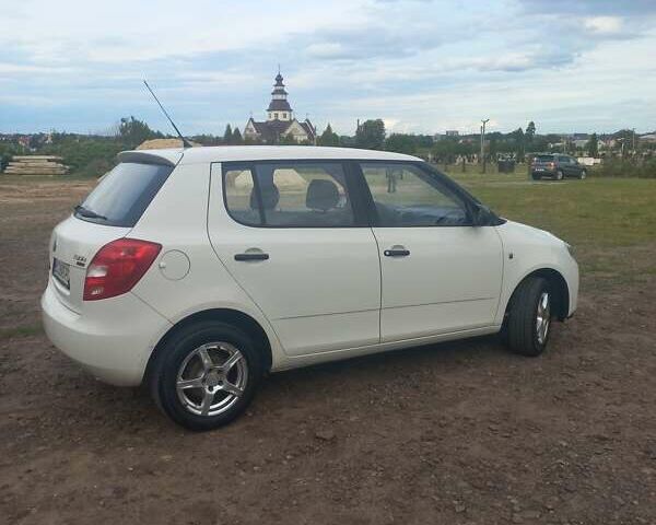 Белый Шкода Фабия, объемом двигателя 1.2 л и пробегом 185 тыс. км за 4700 $, фото 23 на Automoto.ua