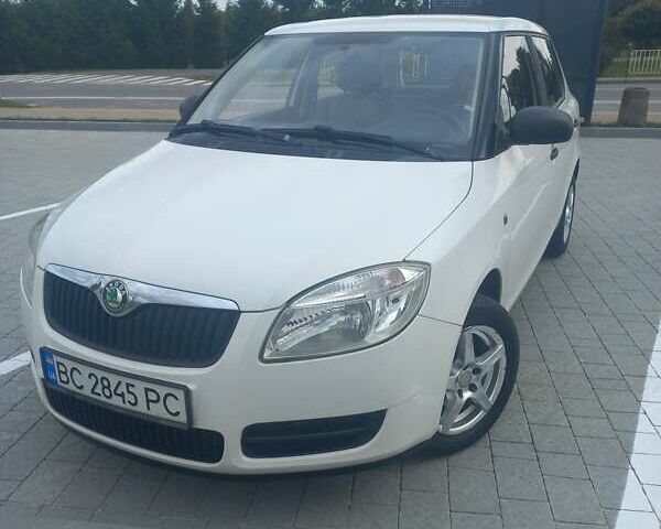 Белый Шкода Фабия, объемом двигателя 1.2 л и пробегом 185 тыс. км за 4700 $, фото 2 на Automoto.ua