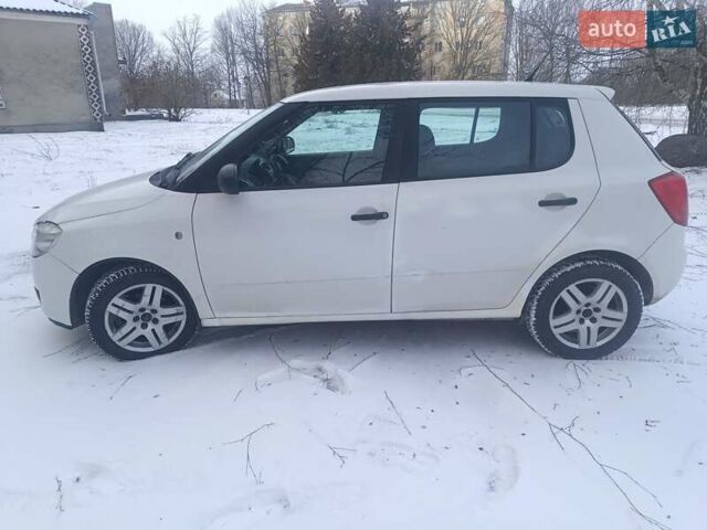Белый Шкода Фабия, объемом двигателя 1.2 л и пробегом 290 тыс. км за 3300 $, фото 7 на Automoto.ua