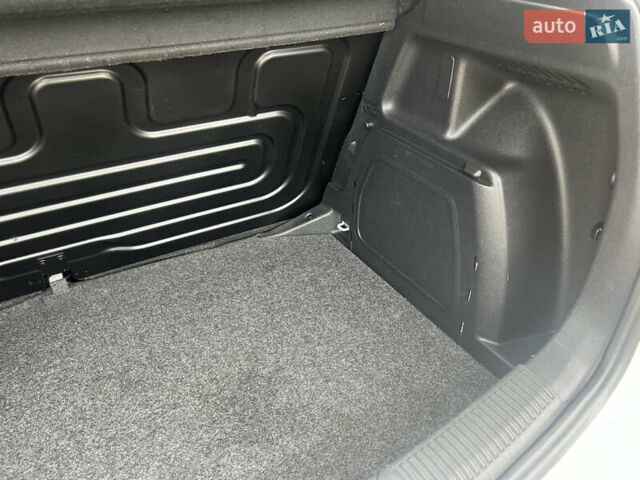 Білий Шкода Фабія, об'ємом двигуна 1.2 л та пробігом 176 тис. км за 4400 $, фото 37 на Automoto.ua