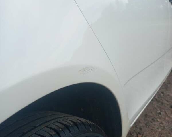 Белый Шкода Фабия, объемом двигателя 1.2 л и пробегом 185 тыс. км за 4700 $, фото 11 на Automoto.ua