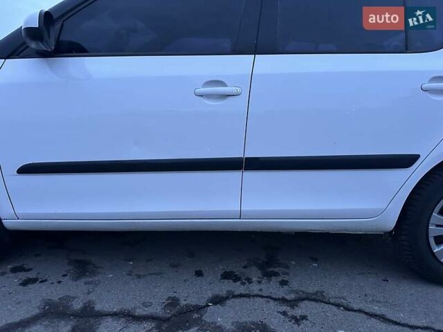 Білий Шкода Фабія, об'ємом двигуна 1.39 л та пробігом 231 тис. км за 4800 $, фото 6 на Automoto.ua
