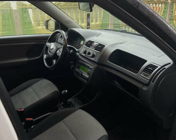 Белый Шкода Фабия, объемом двигателя 1.42 л и пробегом 349 тыс. км за 4600 $, фото 5 на Automoto.ua