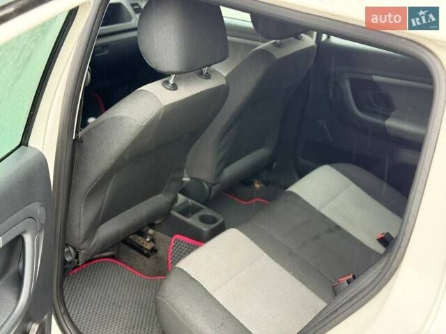 Белый Шкода Фабия, объемом двигателя 1.42 л и пробегом 273 тыс. км за 3800 $, фото 8 на Automoto.ua