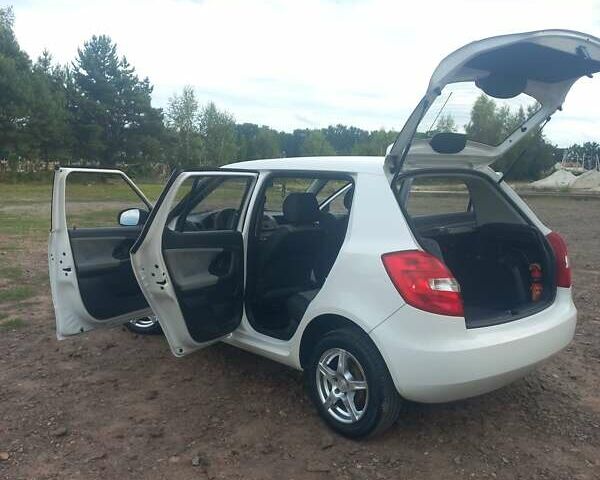 Белый Шкода Фабия, объемом двигателя 1.2 л и пробегом 185 тыс. км за 4700 $, фото 14 на Automoto.ua