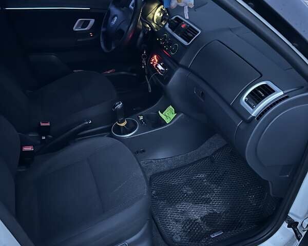 Білий Шкода Фабія, об'ємом двигуна 1.39 л та пробігом 231 тис. км за 4800 $, фото 9 на Automoto.ua