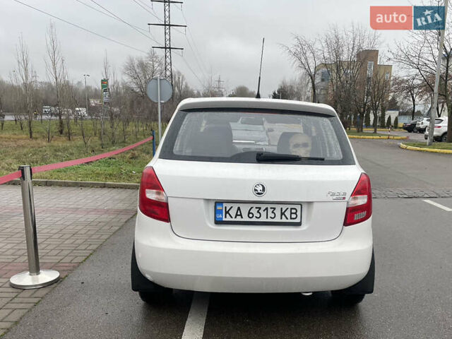 Белый Шкода Фабия, объемом двигателя 1.2 л и пробегом 144 тыс. км за 5300 $, фото 4 на Automoto.ua