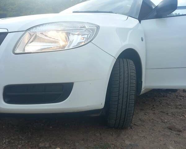 Белый Шкода Фабия, объемом двигателя 1.2 л и пробегом 185 тыс. км за 4700 $, фото 15 на Automoto.ua