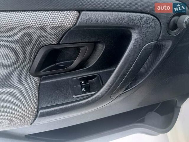 Белый Шкода Фабия, объемом двигателя 1.2 л и пробегом 290 тыс. км за 3300 $, фото 10 на Automoto.ua