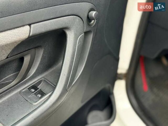 Белый Шкода Фабия, объемом двигателя 1.42 л и пробегом 273 тыс. км за 3800 $, фото 10 на Automoto.ua