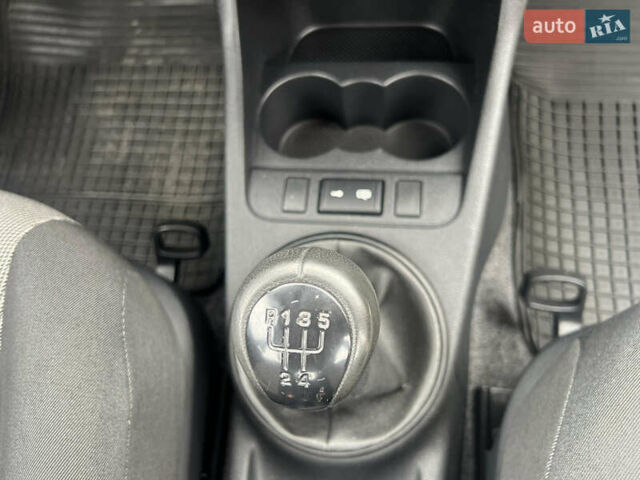 Білий Шкода Фабія, об'ємом двигуна 1.2 л та пробігом 176 тис. км за 4400 $, фото 45 на Automoto.ua