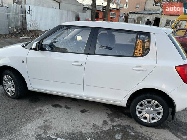 Белый Шкода Фабия, объемом двигателя 1.2 л и пробегом 144 тыс. км за 5300 $, фото 10 на Automoto.ua
