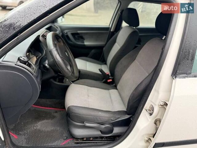 Белый Шкода Фабия, объемом двигателя 1.42 л и пробегом 273 тыс. км за 3800 $, фото 13 на Automoto.ua