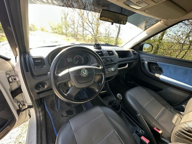 Белый Шкода Фабия, объемом двигателя 1.2 л и пробегом 210 тыс. км за 4300 $, фото 5 на Automoto.ua