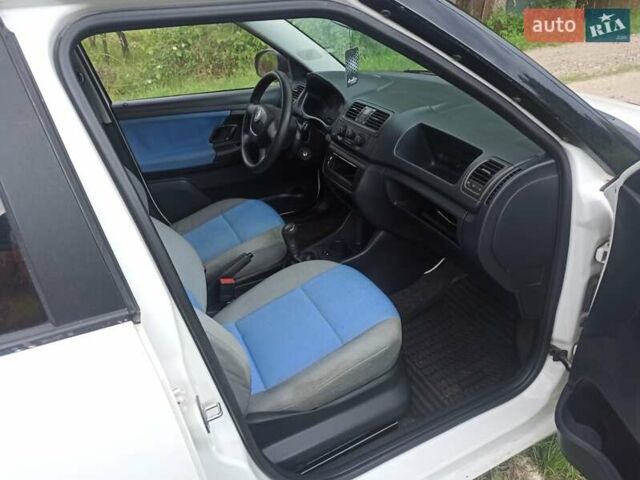 Білий Шкода Фабія, об'ємом двигуна 1.2 л та пробігом 246 тис. км за 4300 $, фото 5 на Automoto.ua