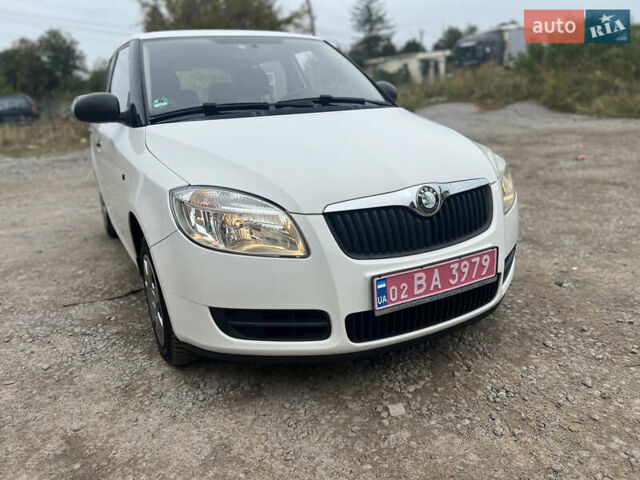 Білий Шкода Фабія, об'ємом двигуна 1.2 л та пробігом 176 тис. км за 4400 $, фото 3 на Automoto.ua