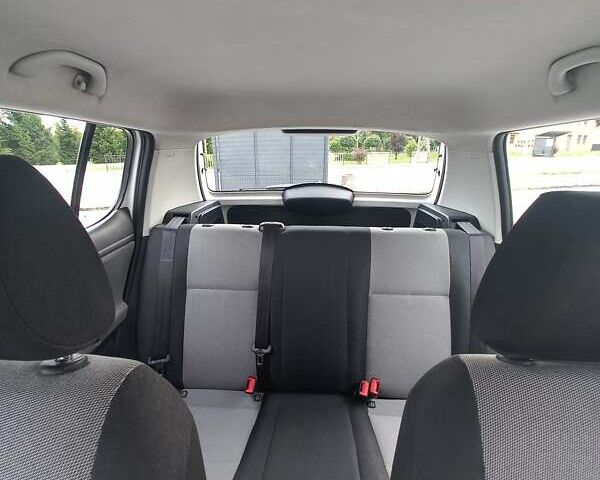 Белый Шкода Фабия, объемом двигателя 1.2 л и пробегом 185 тыс. км за 4700 $, фото 8 на Automoto.ua