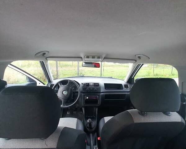 Белый Шкода Фабия, объемом двигателя 1.2 л и пробегом 185 тыс. км за 4700 $, фото 5 на Automoto.ua