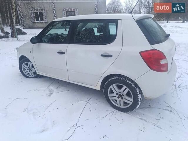 Белый Шкода Фабия, объемом двигателя 1.2 л и пробегом 290 тыс. км за 3300 $, фото 6 на Automoto.ua