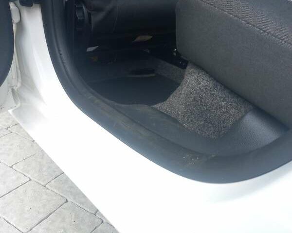 Белый Шкода Фабия, объемом двигателя 1.2 л и пробегом 185 тыс. км за 4700 $, фото 9 на Automoto.ua